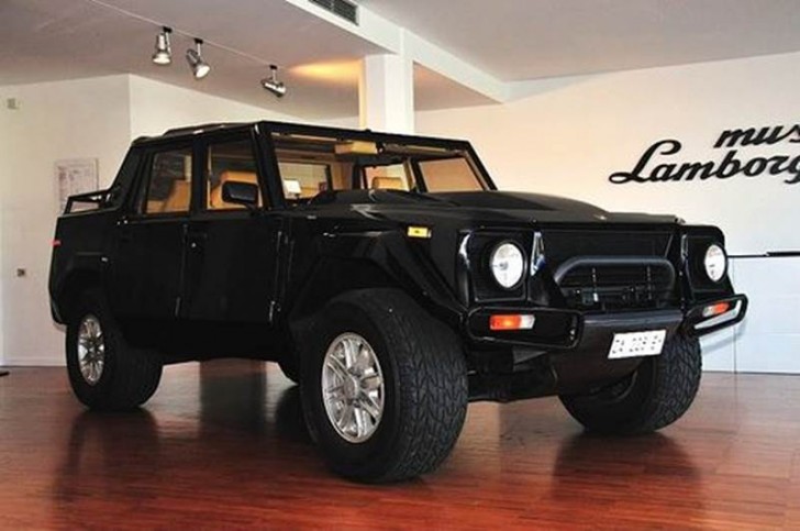 Внедорожник Lamborghini lm2